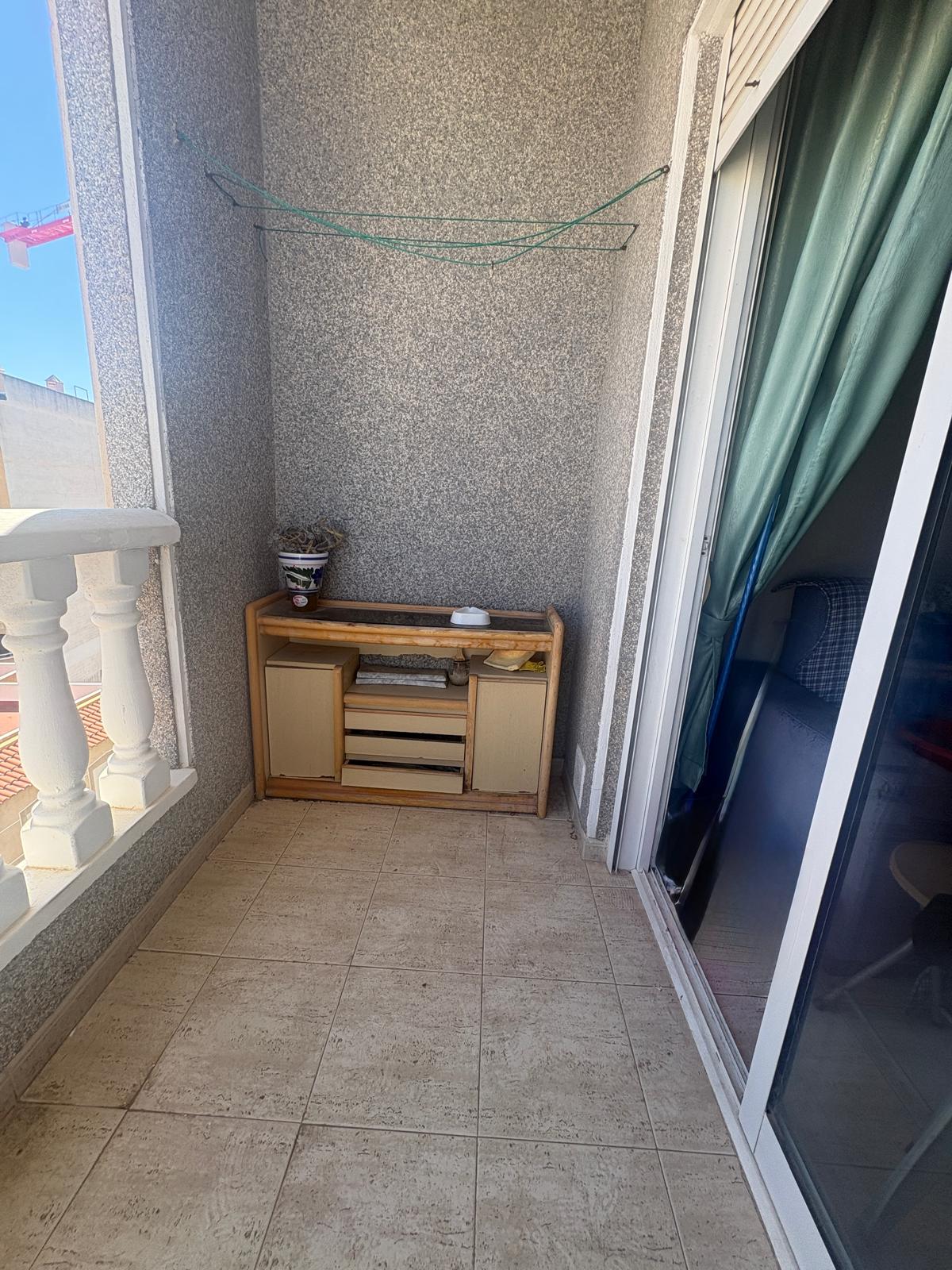 Apartamento en venta de 2 dormitorios en Torrevieja, Alicante.