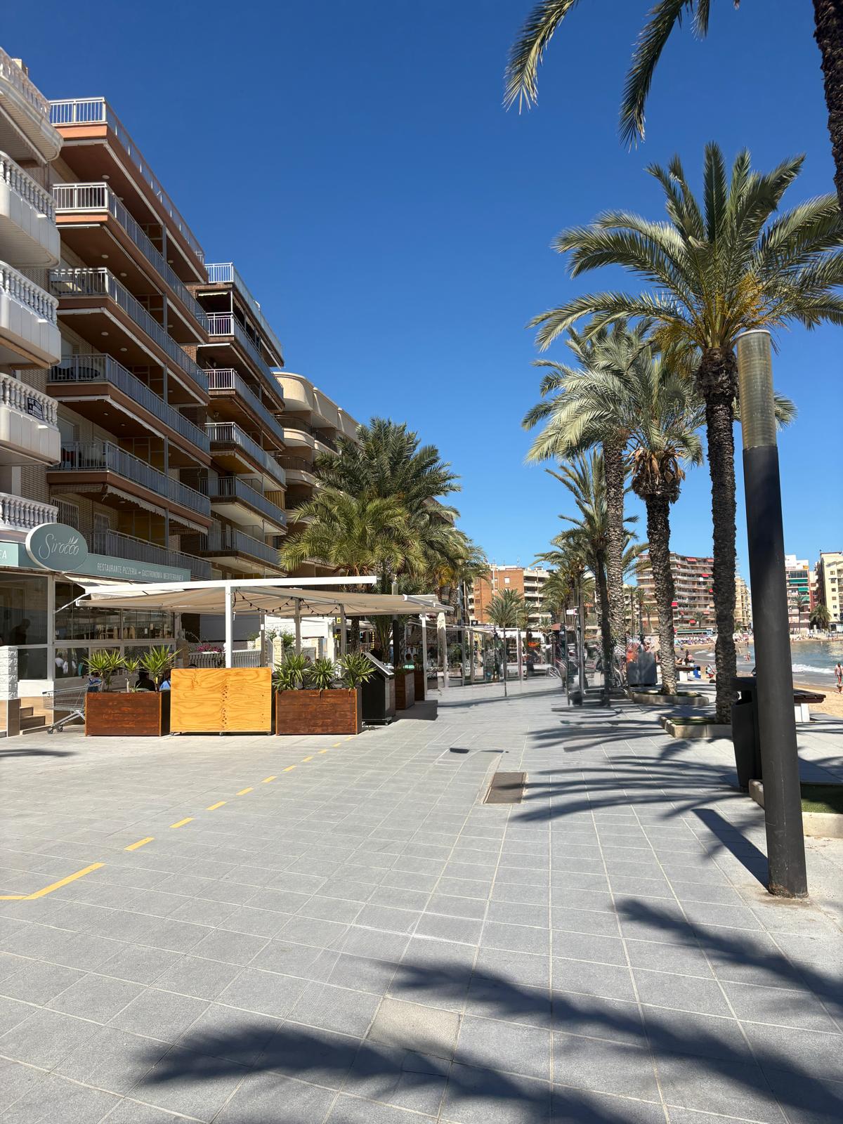 Apartamento en venta de 2 dormitorios en Torrevieja, Alicante.