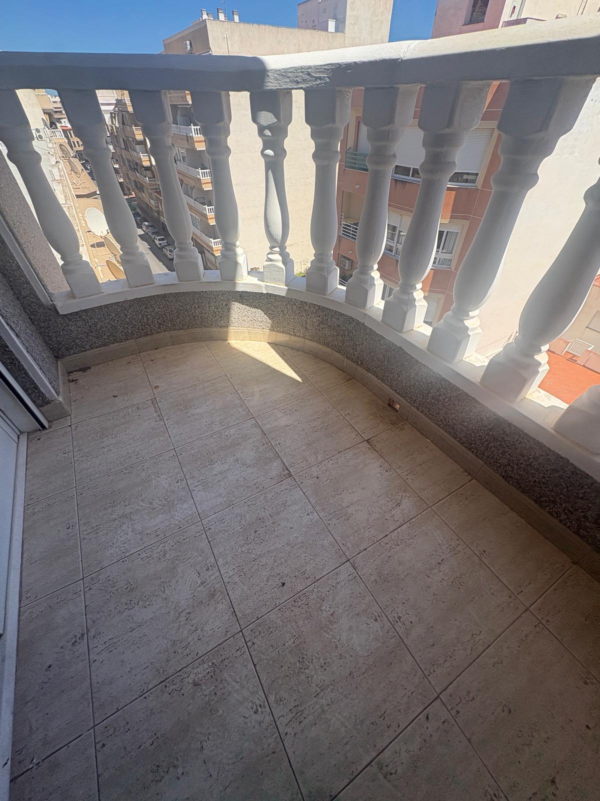 Apartamento en venta de 2 dormitorios en Torrevieja, Alicante.