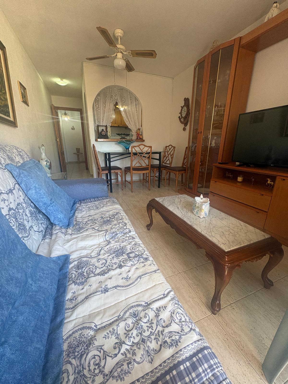 Apartamento en venta de 2 dormitorios en Torrevieja, Alicante.