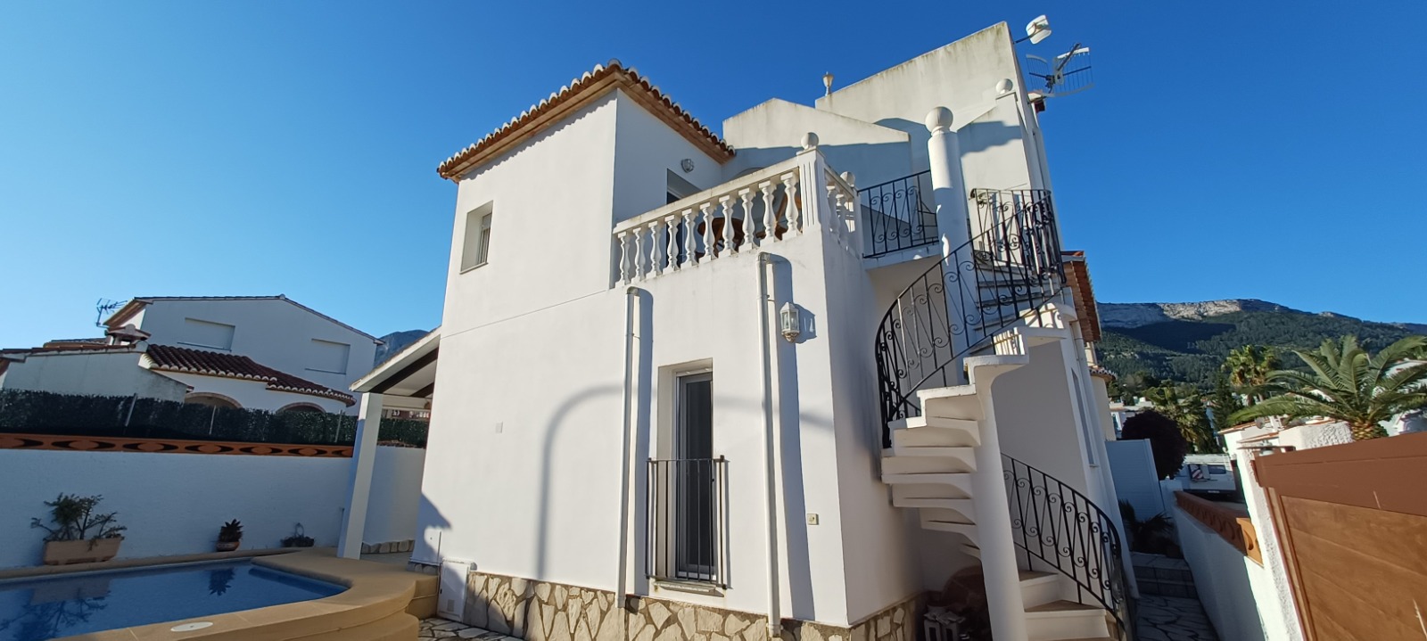 VILLA INDEPENDIENTE EN DENIA