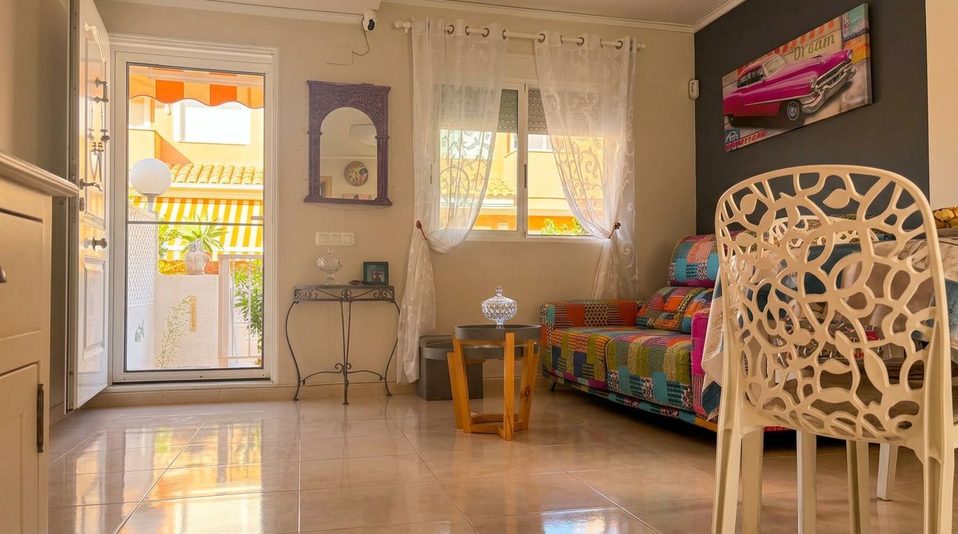Single-family house in El Verger with a communal pool, garden, and plenty of light.