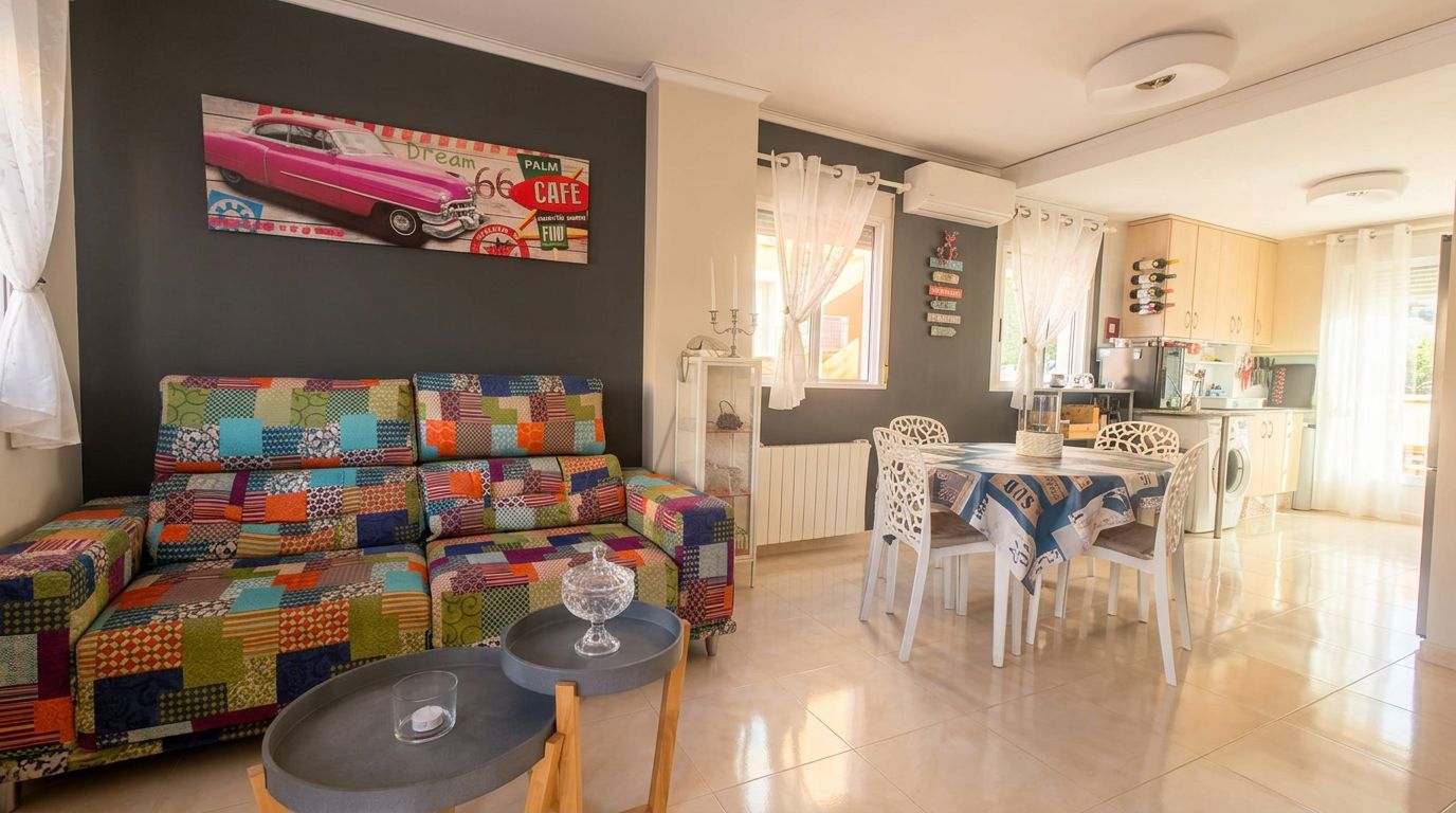 Single-family house in El Verger with a communal pool, garden, and plenty of light.