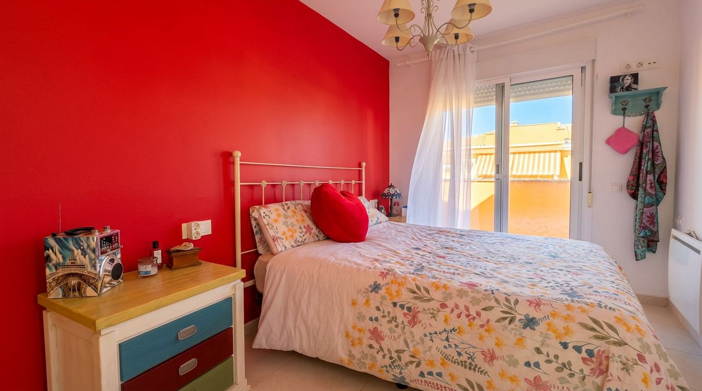 Single-family house in El Verger with a communal pool, garden, and plenty of light.