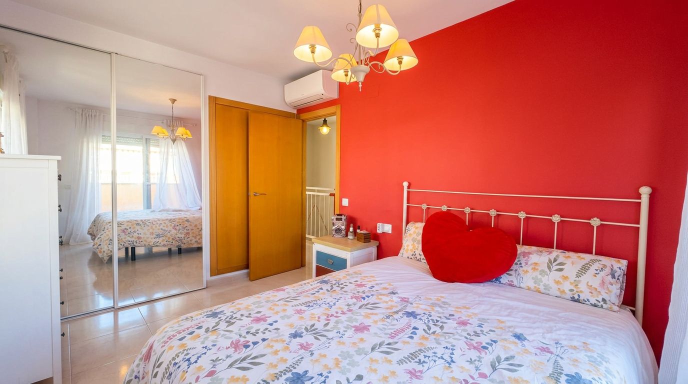 Single-family house in El Verger with a communal pool, garden, and plenty of light.