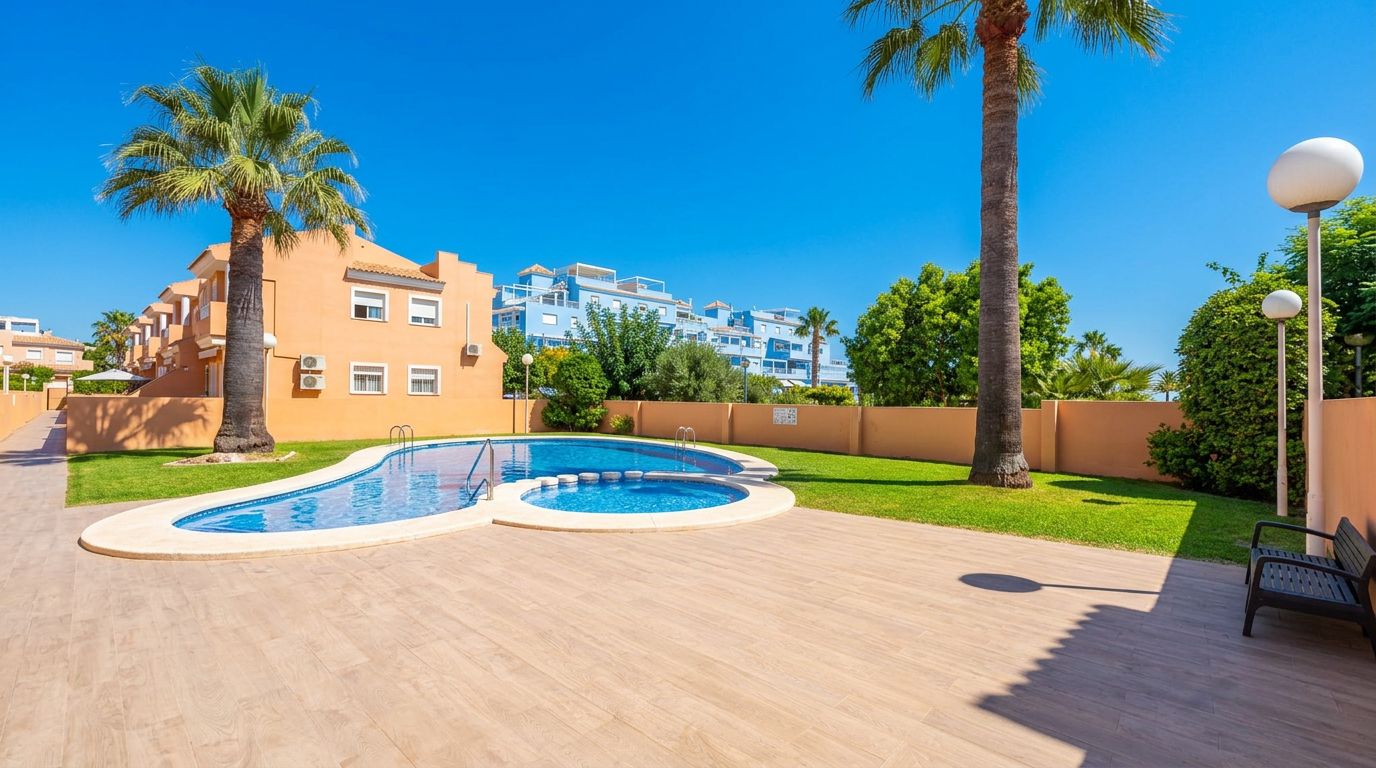 Single-family house in El Verger with a communal pool, garden, and plenty of light.