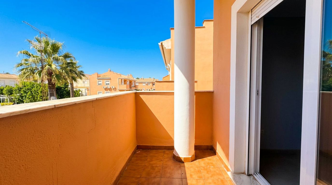 Single-family house in El Verger with a communal pool, garden, and plenty of light.