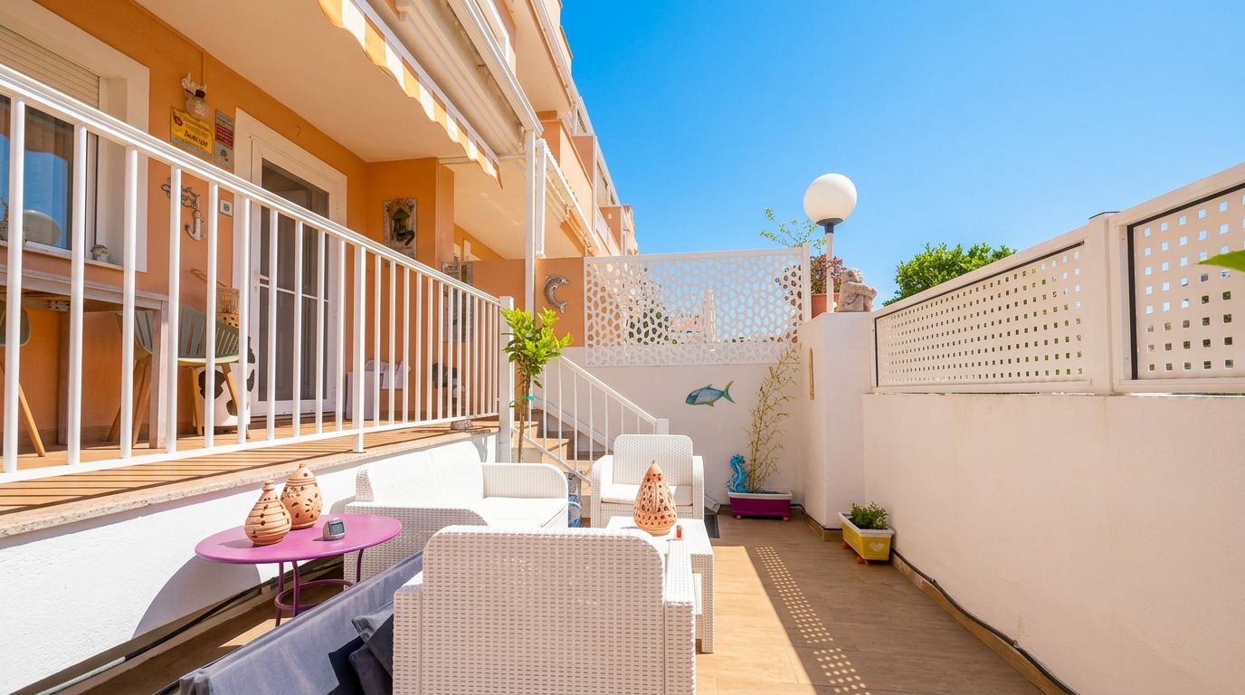 Single-family house in El Verger with a communal pool, garden, and plenty of light.