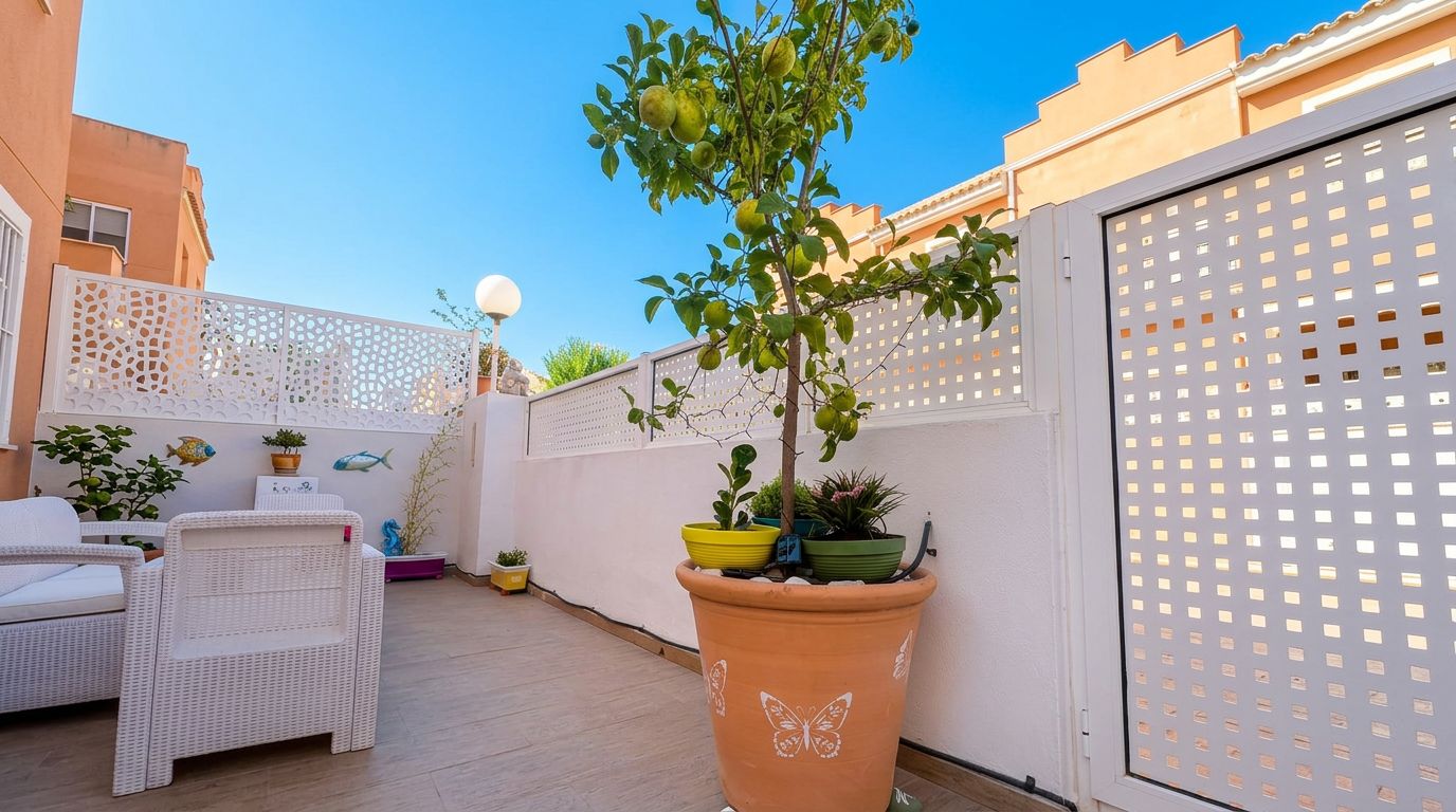 Single-family house in El Verger with a communal pool, garden, and plenty of light.