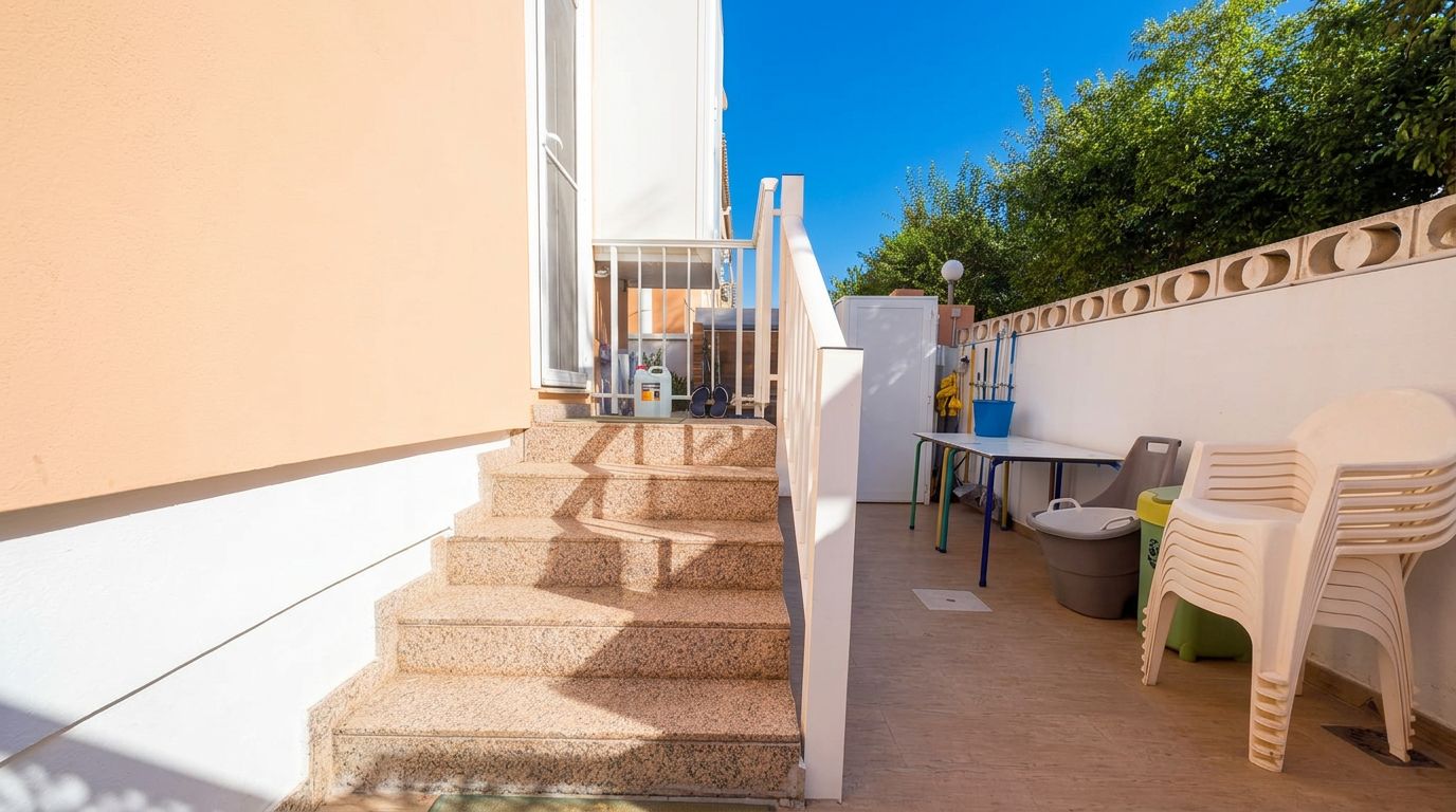 Single-family house in El Verger with a communal pool, garden, and plenty of light.