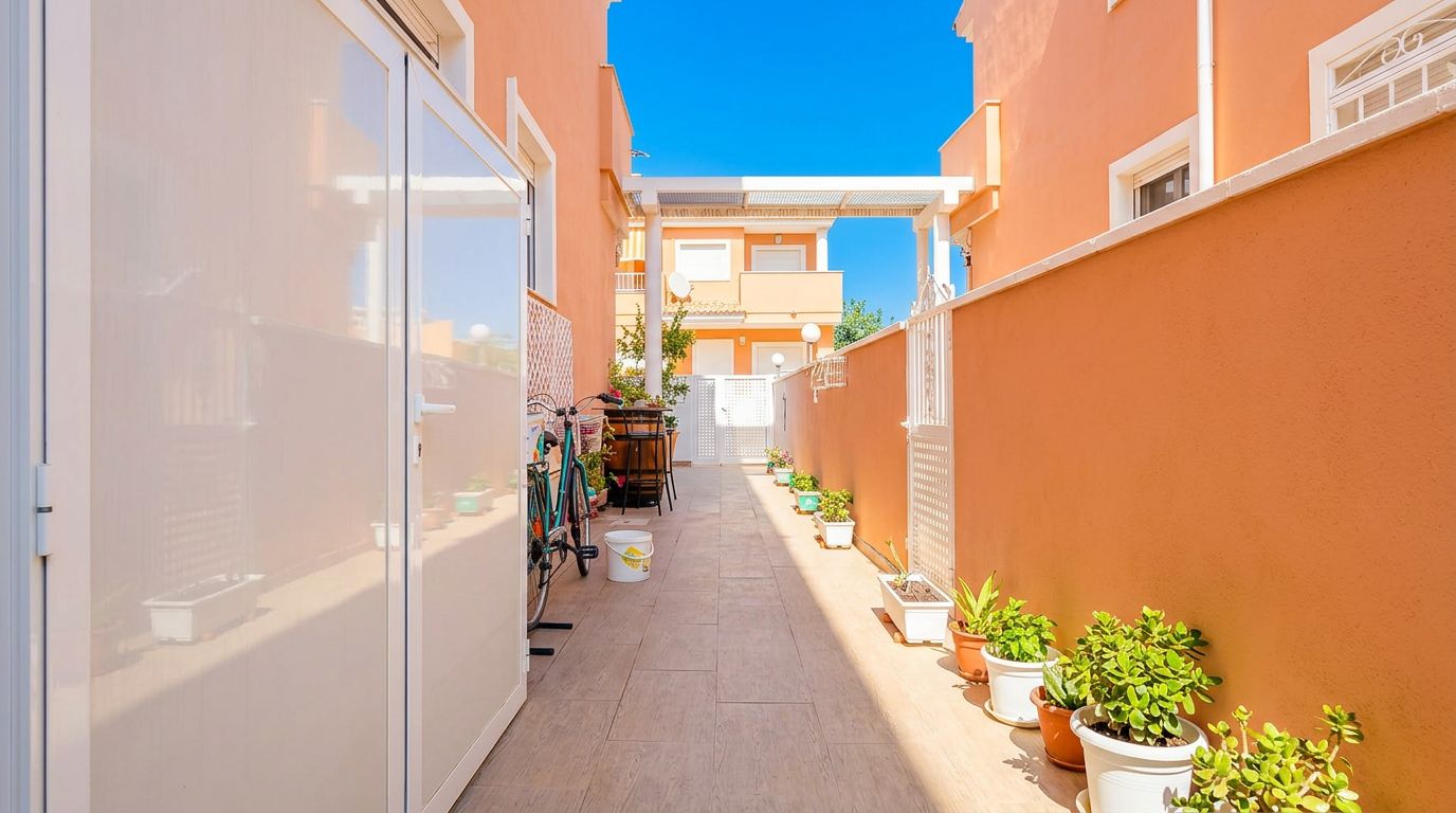 Single-family house in El Verger with a communal pool, garden, and plenty of light.