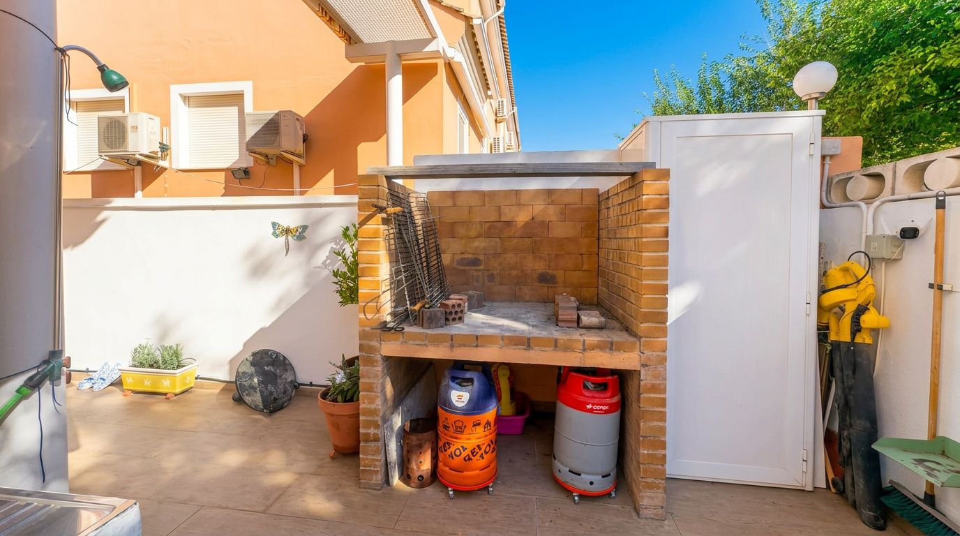 Single-family house in El Verger with a communal pool, garden, and plenty of light.