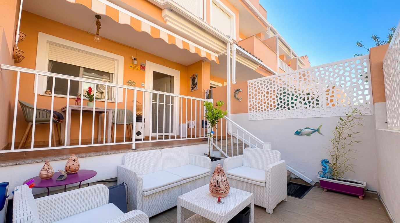 Single-family house in El Verger with a communal pool, garden, and plenty of light.