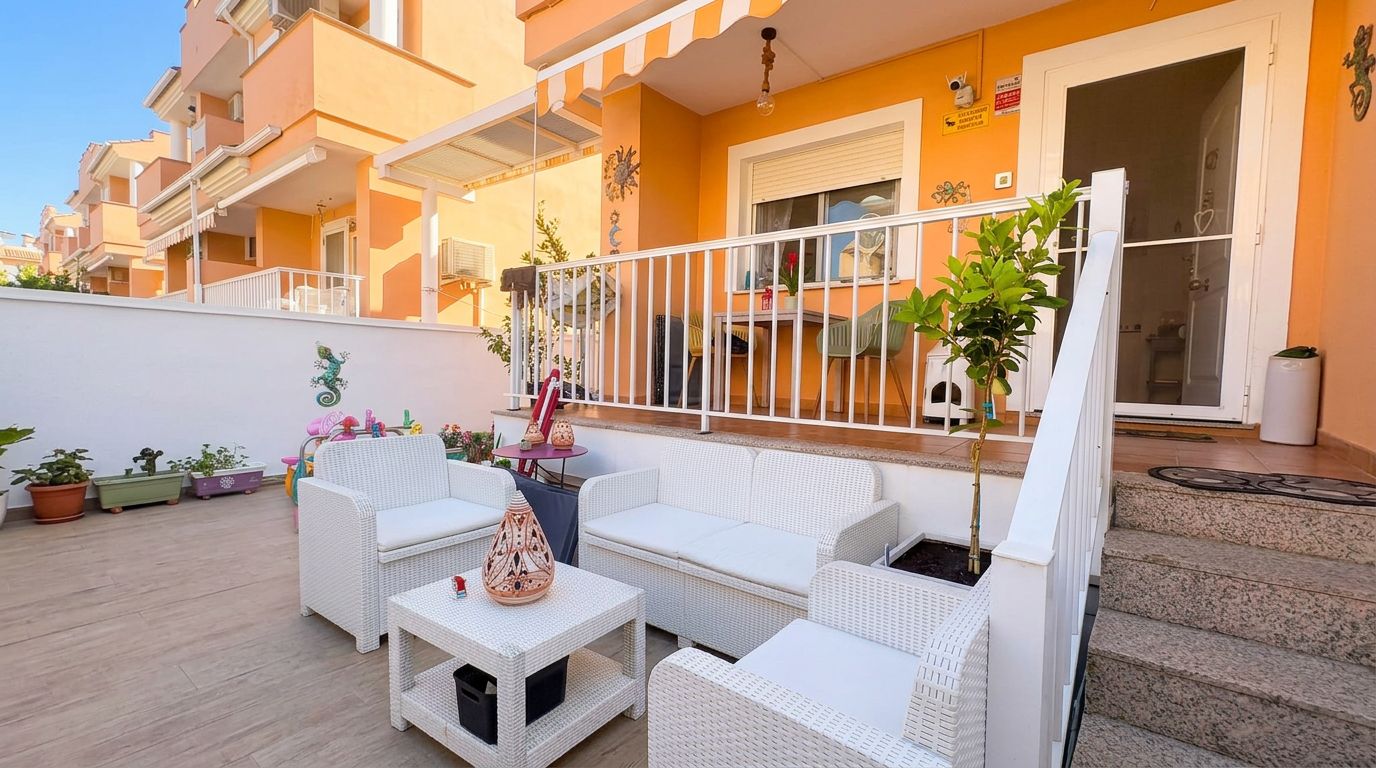 Single-family house in El Verger with a communal pool, garden, and plenty of light.