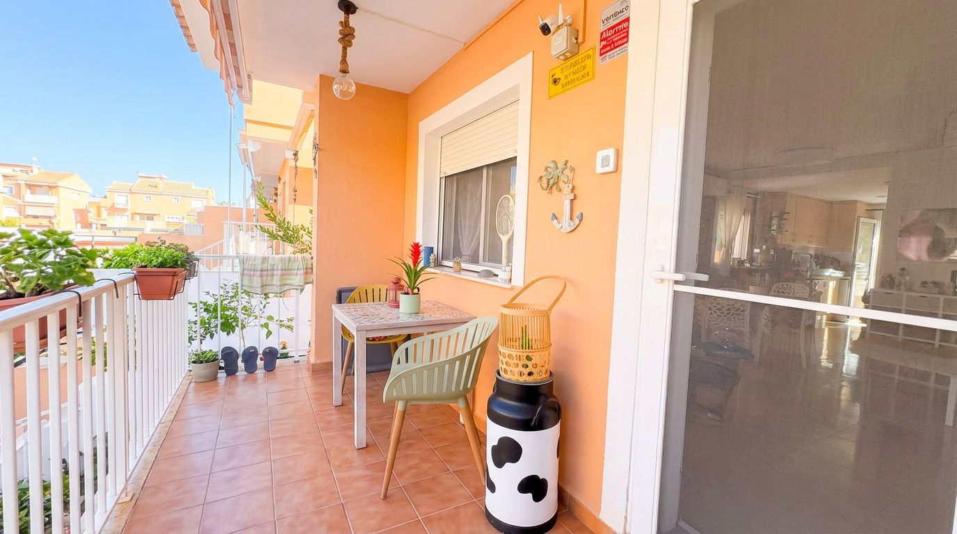 Single-family house in El Verger with a communal pool, garden, and plenty of light.